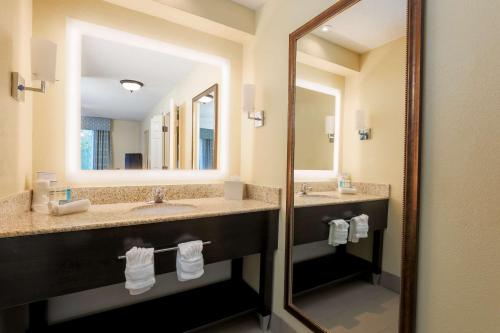 纳什维尔纳什维尔机场霍姆伍德套房酒店的一间带两个水槽和镜子的酒店浴室