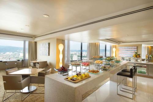 吉隆坡吉隆坡希尔顿逸林酒店的酒店大堂设有美景早餐吧