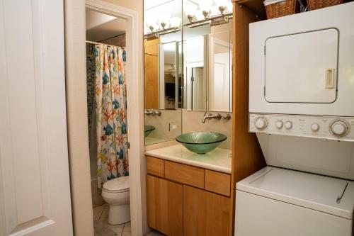 基黑Kealia Resort 306的一间带水槽和卫生间的浴室