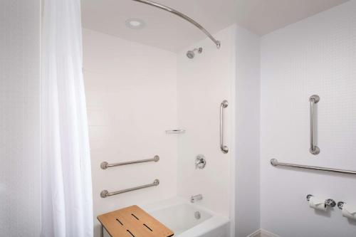 迈阿密迈阿​​密机场伊斯特汉普顿酒店的带淋浴和白色浴缸的浴室