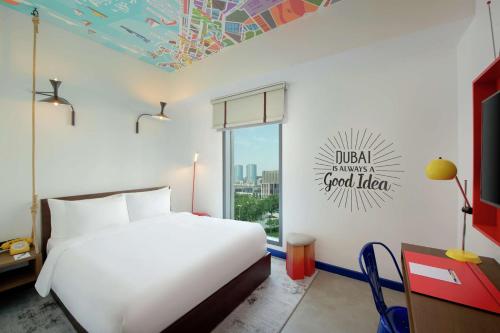迪拜Hampton by Hilton Dubai Al Seef的卧室配有白色的床和窗户。
