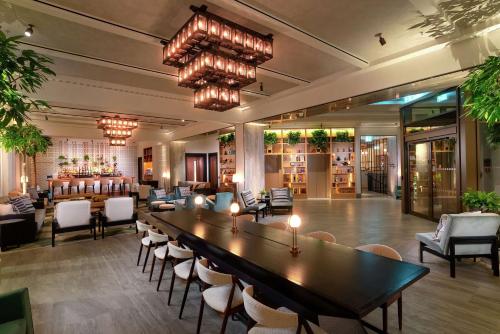 伦敦Hart Shoreditch Hotel London, Curio Collection by Hilton的酒店大堂设有大桌子和椅子