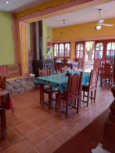 AicuñaHostal La Casa的一间带桌椅的用餐室