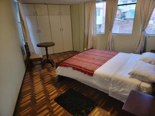 里奥班巴Hermoso Departamento Central Familiar Tu Refugio con Impresionantes Vistas a la Ciudad, Montañas y Nevados的一间卧室设有一张大床和一个窗户。