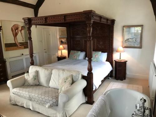 CulboneWorthy Manor的一间卧室配有天蓬床和沙发
