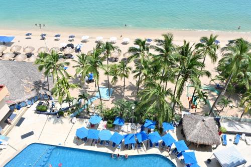 阿卡普尔科Ritz Acapulco All Inclusive的享有带游泳池和海滩的度假村的空中景致