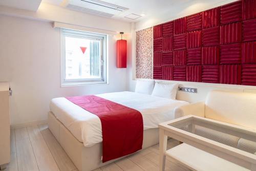 大阪hotel VR osaka的卧室配有床、椅子和窗户。