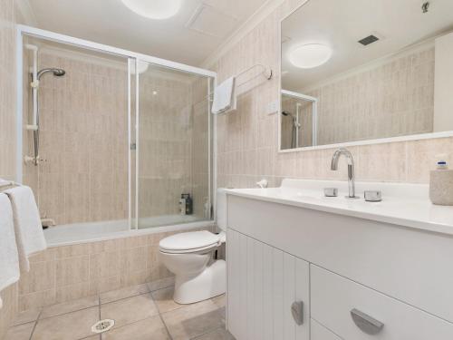 黄金海岸Peninsula 21b的浴室配有卫生间、盥洗盆和淋浴。