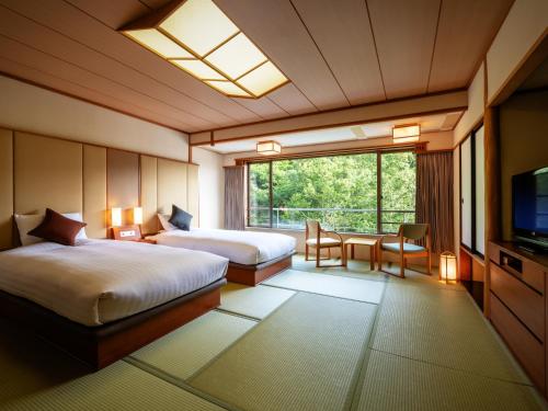 藏王温泉昭四季酒店的酒店客房设有两张床和电视。