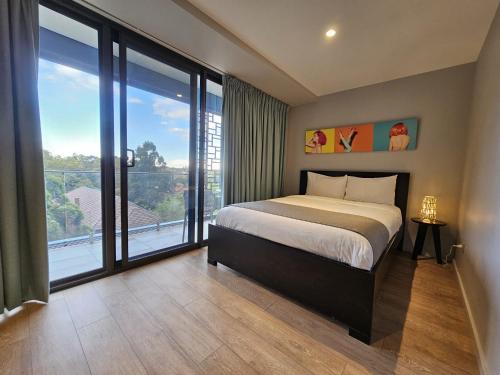 悉尼8号一室公寓酒店 - 仅限成人的一间卧室设有一张床和一个大窗户