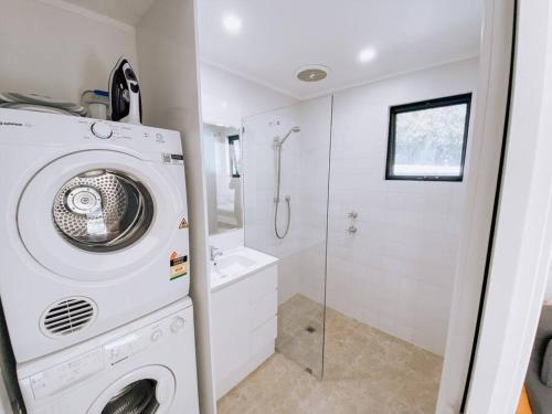 亚林加普Wren Studio - Private One-Bedroom Studio Nestled in Bushland的带淋浴的浴室内的洗衣机