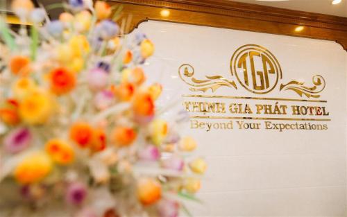 胡志明市Thinh Gia Phat Hotel Hoang Hoa Tham的花后有花标的标语