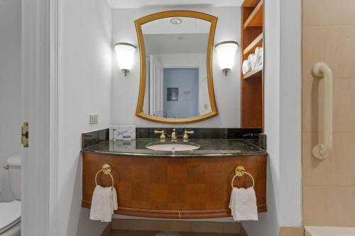 大西洋城Boardwalk CozySuites Condo w kitchen 36的一间带水槽和镜子的浴室