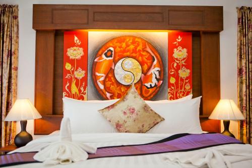 蔻立Chongfah Mountain View的一张带床头板的床上,上面有绘画作品
