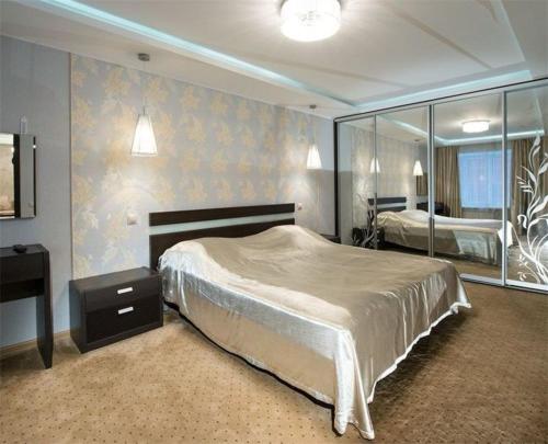 彼尔姆普洛苏伊兹纳亚酒店的一间卧室配有一张大床和镜子