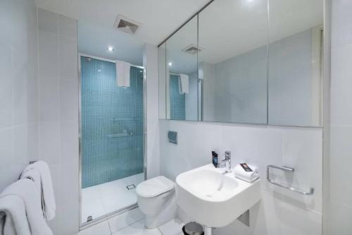 堪培拉Trieste Apartments Kingston ACT的白色的浴室设有水槽和卫生间。