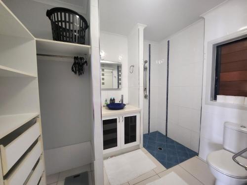 库克敦Sundowners的浴室配有卫生间、盥洗盆和淋浴。