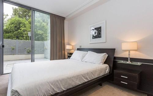 堪培拉Glebe Park Canberra City ACT的一间卧室设有一张床和一个大窗户
