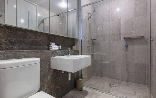 堪培拉Glebe Park Canberra City ACT的浴室配有卫生间、盥洗盆和淋浴。