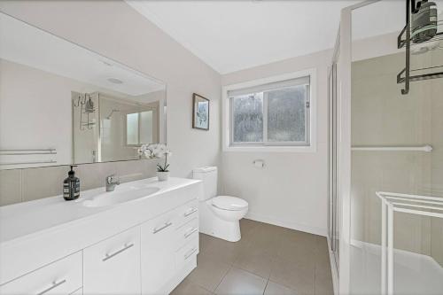 Rhyll'Hemmet House' A Smith Beach Locale with Ocean Views的白色的浴室设有卫生间和水槽。
