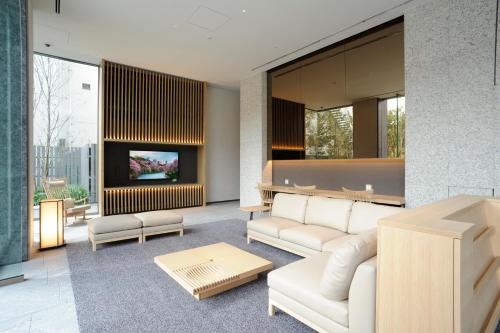东京京阪築地银座格兰德酒店的带沙发和电视的客厅