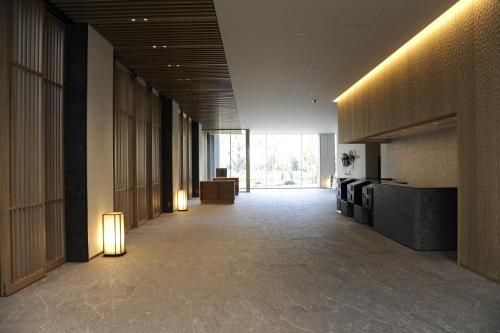 东京京阪築地银座格兰德酒店的建筑的走廊,墙上有灯
