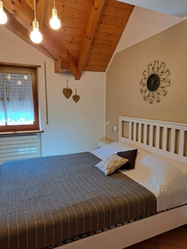 拉伊韦斯VILLA ROOMS的一间卧室设有一张床和一个窗口