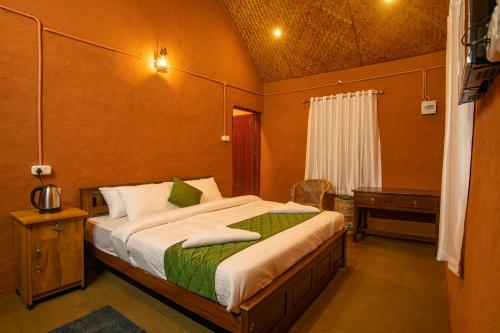 KanthalloorFOOD FOREST KANTHALLOOR的一间卧室,卧室内配有一张大床