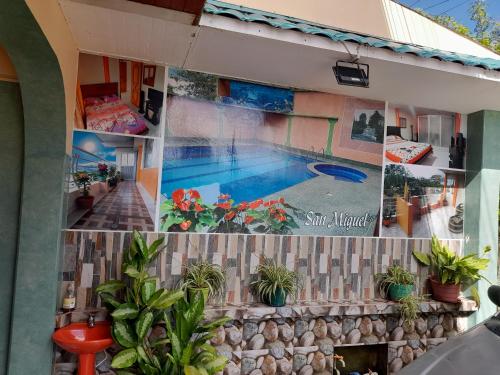 El BordoAlojamiento Panamericano San Miguel的一张带游泳池的房子的照片
