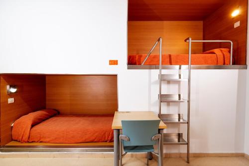多列毛利诺斯多列毛利诺斯英特察芬旅馆的客房设有两张双层床和一张书桌。