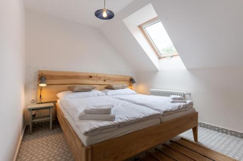 LechoviceHotel Lechowitz的一间卧室配有一张大床和木制床头板