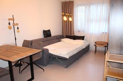 波罗维茨波罗维茨花园公寓PM服务酒店的客厅配有沙发、桌子和床。