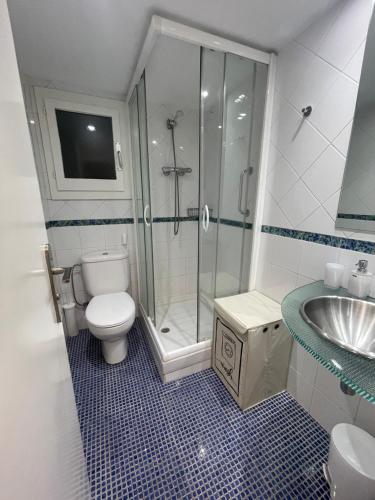 安道尔城Apartamento en el centro de Andorra la Vella con parking的带淋浴、卫生间和盥洗盆的浴室