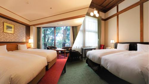 奈良奈良酒店的酒店客房设有两张床和窗户。