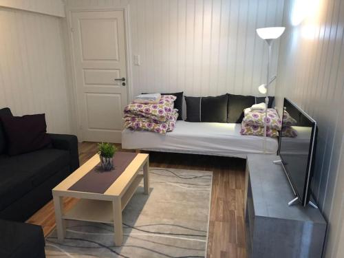 Leilighet 1 og 2 - Mandal, Norges sørligste kommune的客厅配有床和茶几