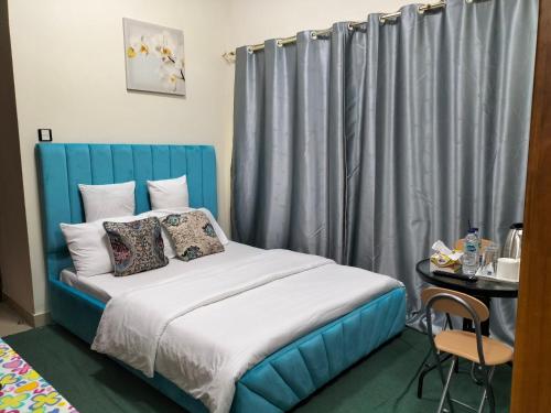 迪拜GRACE BEDSPACE, HOSTEL AND ACCOMODATIONS的一张带蓝色床头板的睡床