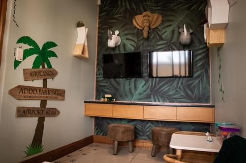 阿多阿法里加诺思乡村民宿的一间带电视和桌子的墙壁的房间