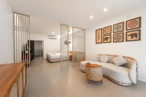 拉查亚伊岛Ban Raya Resort and Spa的客厅配有沙发和1张床