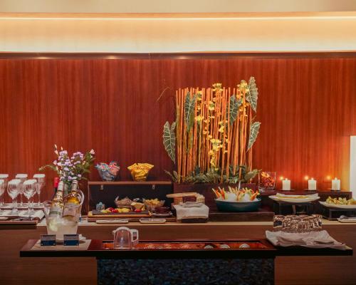 台北台北商旅-庆城馆的红色窗帘餐厅的桌子