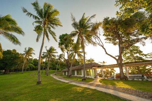 拉查亚伊岛Ban Raya Resort and Spa的棕榈树田间的房子