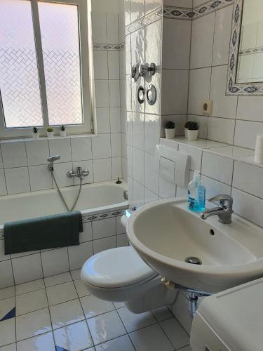 茨维考Mimalou möbliertes Apartment in Zwickau的白色的浴室设有水槽和卫生间。