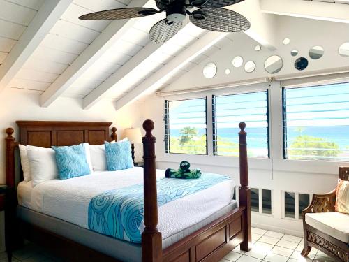 科纳大岛静养旅馆的一间卧室配有一张带吊扇的床