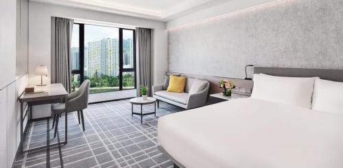 香港帝都酒店的酒店客房配有一张床、一张桌子和一把椅子。