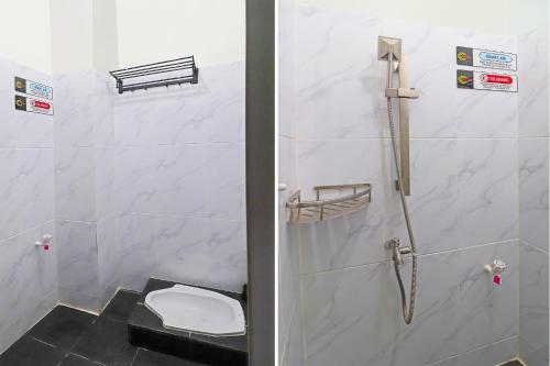 占碑市OYO Life 92691 Mc Kost Syariah的浴室配有淋浴和卫生间。