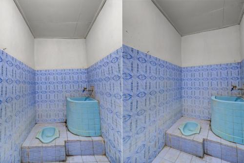 NegaraOYO Life 92838 Kost Ibu Surya的蓝色瓷砖浴室设有2个蓝色厕所