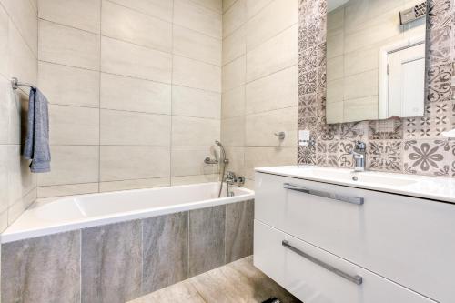 比尔基卡拉Annitchka Mansions - Penthouse in central Malta的白色的浴室设有浴缸和水槽。