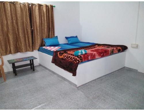 Jyoti GaonMayuri Nature Camp, Barangabari, Assam的一间卧室配有一张带蓝色枕头的床