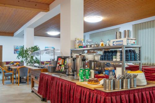 圣卡尼兹爱科威特住宿家早餐旅馆的一间餐厅,上面有食物柜台