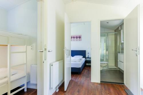 克拉亨堡Recreatiepark de Voorst的一间卧室配有一张床和镜子