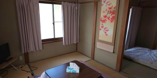 日光Yagisawa Corp - Vacation STAY 90026v的小房间设有桌子和镜子